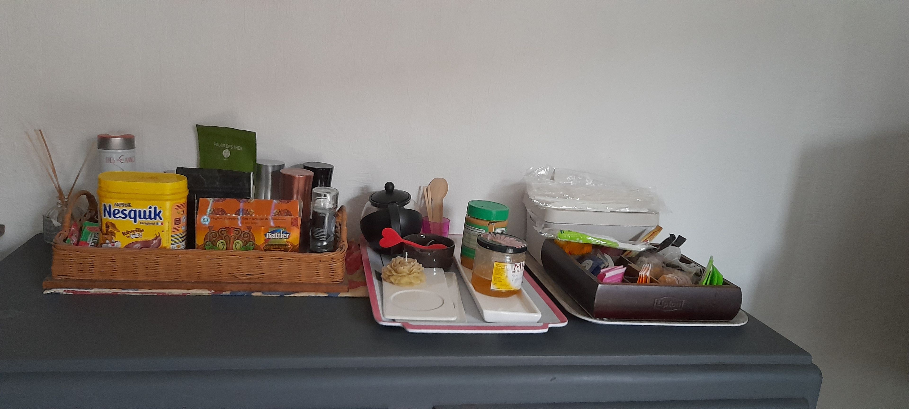 Un plan de travail de cuisine avec divers aliments et ustensiles de cuisine.