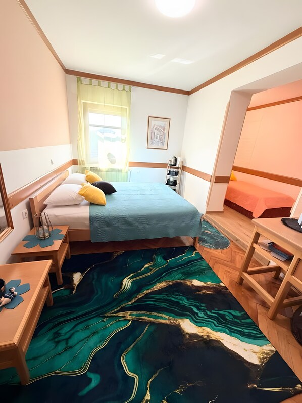 A compact hotel room with a bed, bedside tables, a desk, and a chair. - Apartamento 'Baroko Rooms Apartments' con Wi-Fi y aire acondicionado (Varaždin)