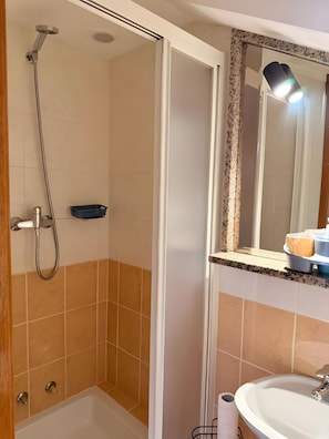 A bathroom with a shower, a sink, and a mirror. - Apartment 'Baroko Rooms  Apartments' with Wi-Fi and air conditioning (Varaždin)