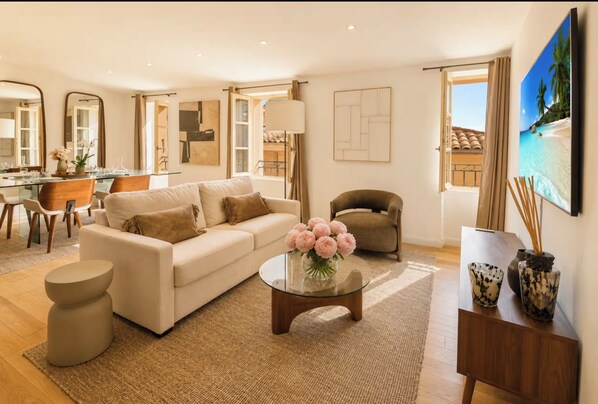 Unclassified image, 1 of 17, button - Duplex et vie de village (Saint-Tropez)