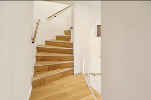Unclassified image, 3 of 17, button - Duplex et vie de village (Saint-Tropez)