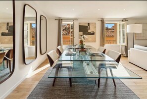 Unclassified image, 4 of 17, button - Duplex et vie de village (Saint-Tropez)