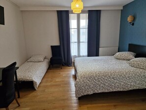 Unclassified image, 2 of 17, button - la taverne forezienne (Saint-Sixte)