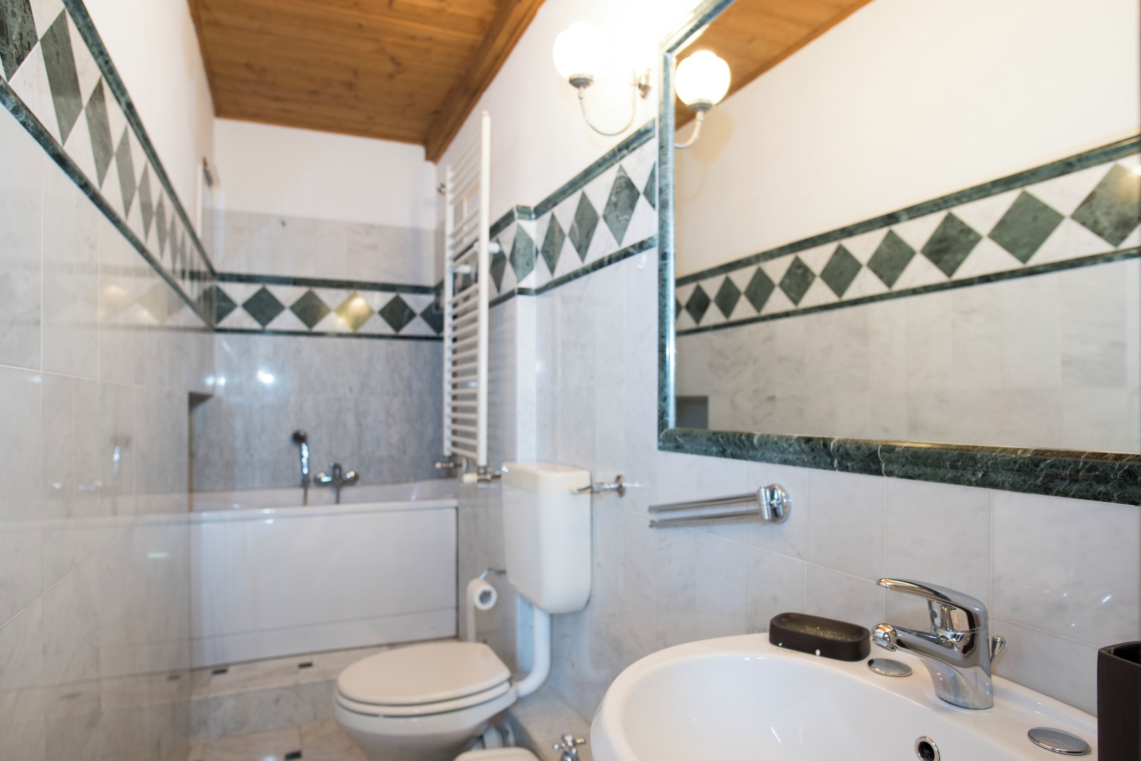 Ein Badezimmer mit Toilette, Waschbecken und Badewanne.