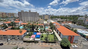 Zona residencial con varios edificios de apartamentos, una piscina y un estacionamiento.
