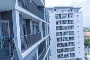 Ein mehrgeschossiges Wohngebäude mit Balkonen, großen Fenstern und einem modernen architektonischen Design.