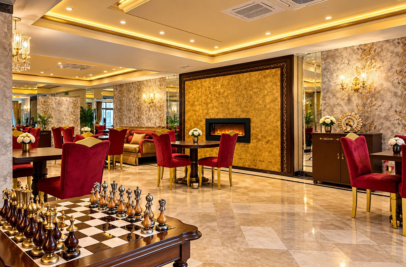 Un lobby de hotel lujoso con un tablero de ajedrez, sillones rojos suaves, una chimenea y una decoración elegante.