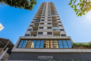 Ein Hochhaus mit mehreren Balkonen, großen Fenstern und einem modernen architektonischen Design.