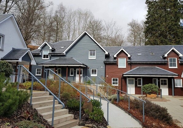 Un barrio residencial con casas, una escalera y un sendero.