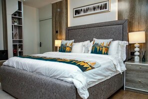 Room - 5 minutes to the theme park! Family-sized condo with game room & deck (Dar es Salaam)