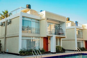 Exterior - 5 minutes to the theme park! Family-sized condo with game room & deck (Dar es Salaam)