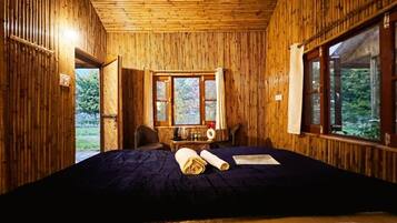 Una habitación con cama, ventana y puerta que da al exterior.