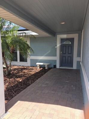 Exterior detail - 4 bedroom, heated pool and canal access (Apollo Beach)