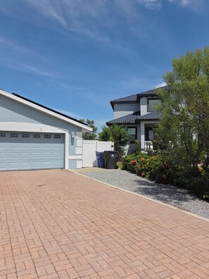 Exterior - 4 bedroom, heated pool and canal access (Apollo Beach)