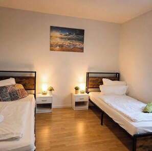 Room - 3-Zimmer-Haus mit Garten, Terrasse & Parkplatz (Rastatt)