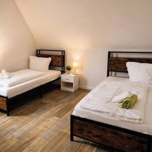 Room - 3-Zimmer-Haus mit Garten, Terrasse & Parkplatz (Rastatt)