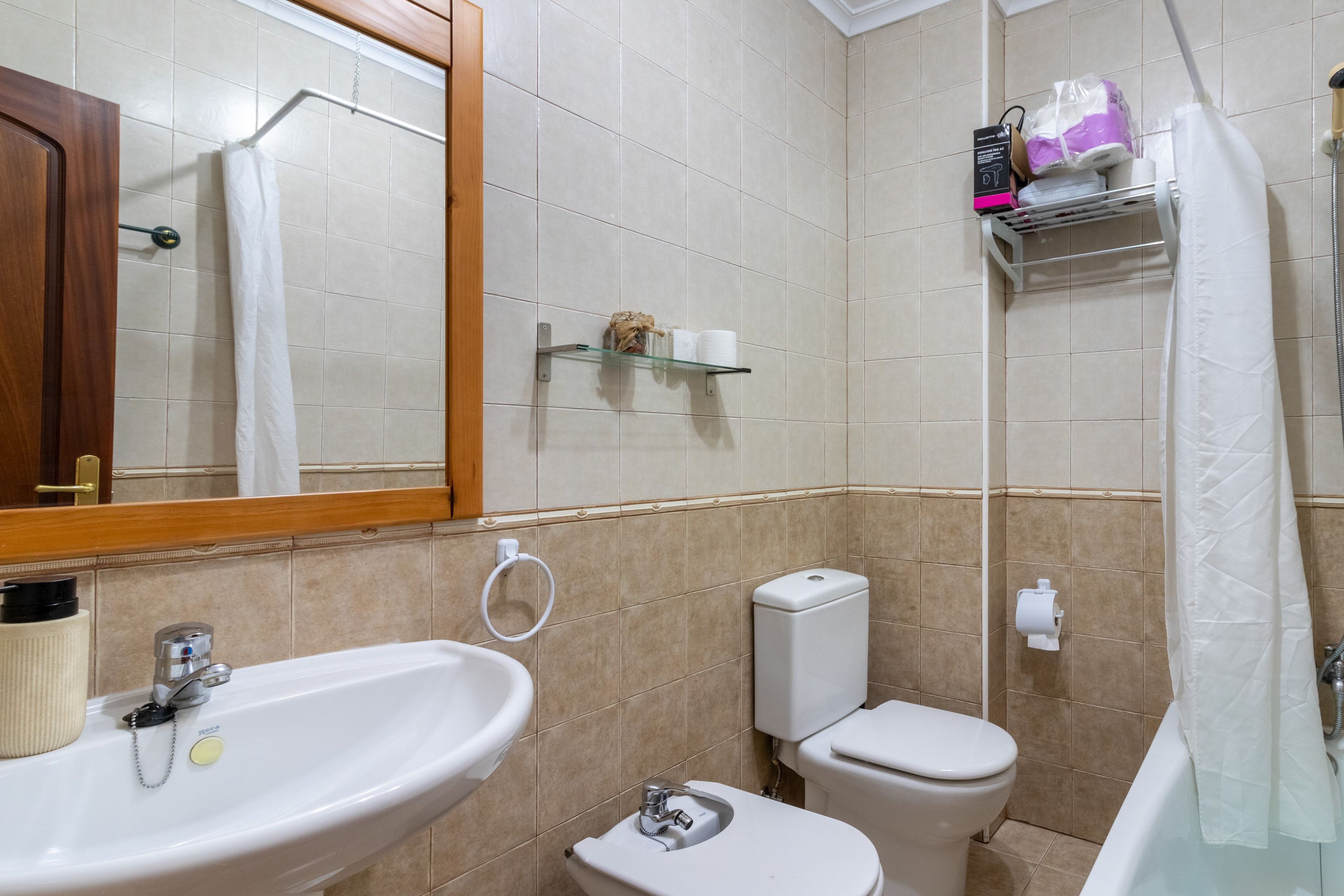 Un bagno con lavandino, toilette e zona doccia.
