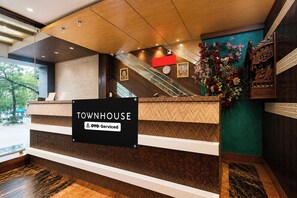 A reception desk with a sign reading 'TOWNHOUSE' and 'YO-Serviced'. - Townhouse Barkatullah University Bhopal (Bhopal)