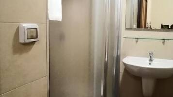 Deluxe Double Room | Bathroom | Shower, free toiletries, hair dryer, towels