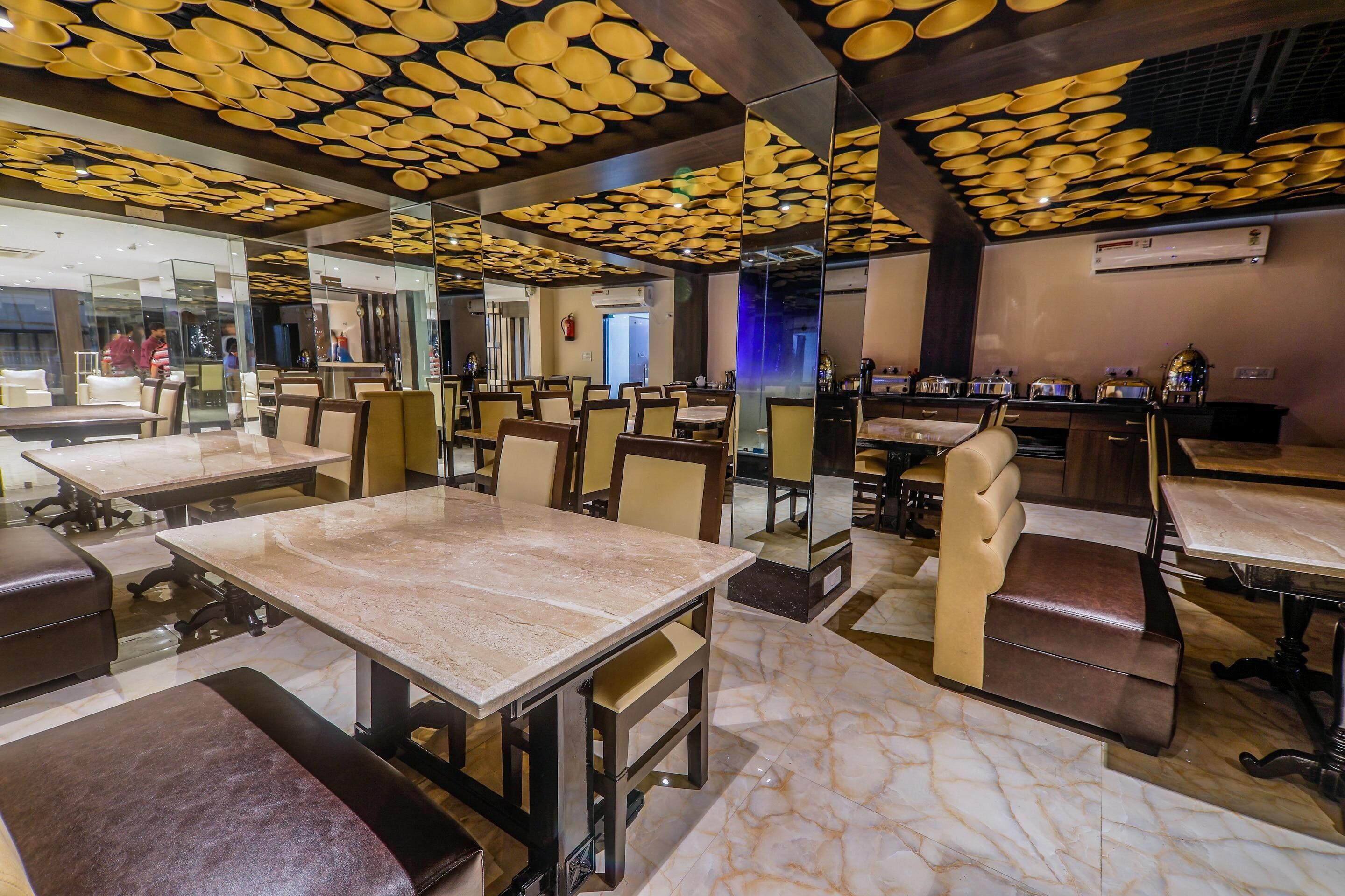 Un interior de restaurante con suelo de mármol, varias mesas y cabinas.