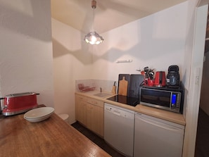 A compact kitchen with a toaster, a sink, a microwave, and a dishwasher. - Ideal studio near slopes - 4 guests (Les Deux Alpes)