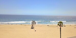 A beach with a rocky outcrop, palm trees, and a clear sky. - New Listing beach house 2BD 1B, garage, WiFi Bikes (Newport Beach CA 92663)