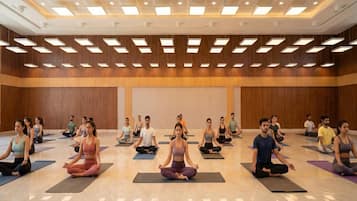 Un estudio de yoga espacioso con techo alto y abundante luz natural.