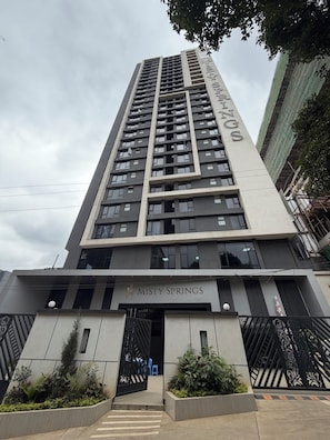 Ein Hochhaus mit einer auffälligen Schilderung 'MISTY SPRINGS'.