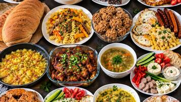 Diverse gerechten, waaronder brood, pasta en vleesgerechten.