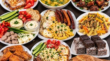 Diverse gerechten, waaronder brood, worst en een kom soep.