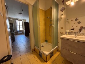 Unclassified image, 3 of 15, button - Studio in the historic district - Roman baths (Arles)
