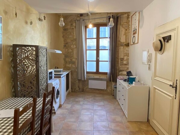 Unclassified image, 1 of 15, button - Studio in the historic district - Roman baths (Arles)