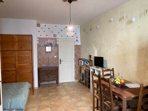 Unclassified image, 4 of 15, button - Studio in the historic district - Roman baths (Arles)