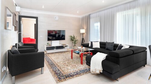 Top-floor 97m2, 2BR, Balcony & 2 parking spaces