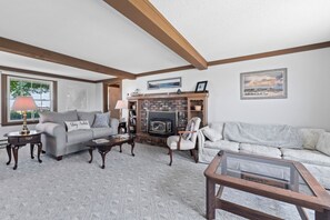 Unclassified image, 2 of 81, button - Coastal Bailey Island Cottage with Beach Access & Water Views (Harpswell)