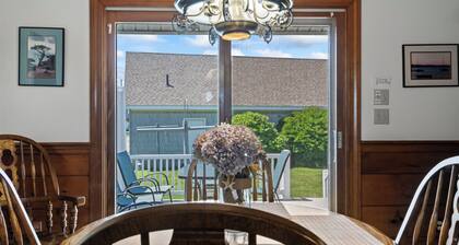 Coastal Bailey Island Cottage with Beach Access & Water Views