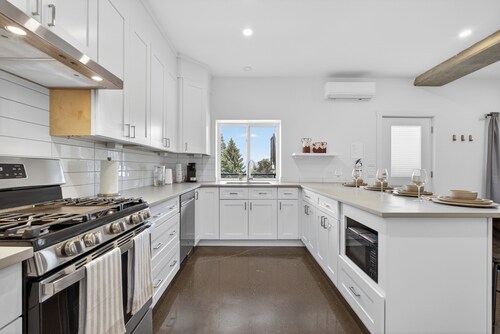 2 minute walk to the lake in the heart of Wine country + Rooftop Hot Tub & Sauna