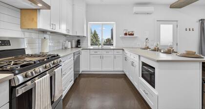 2 minute walk to the lake in the heart of Wine country + Rooftop Hot Tub & Sauna