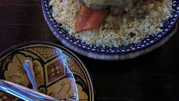 Un plato de comida con un tenedor y una cuchara sobre una mesa.