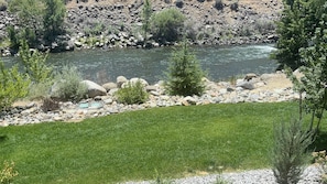 Property grounds - Doug & Rebekah’s Beautiful Riverfront Home (Reno)