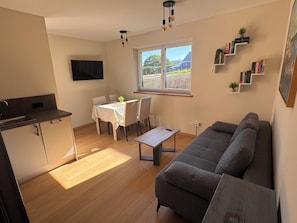 A compact living space with a kitchenette, dining area, and seating area. - Westheim Vacation Rental (Knetzgau)