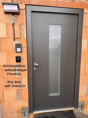 A grey door with a key box and a self-check-in system. - Westheim Vacation Rental (Knetzgau)