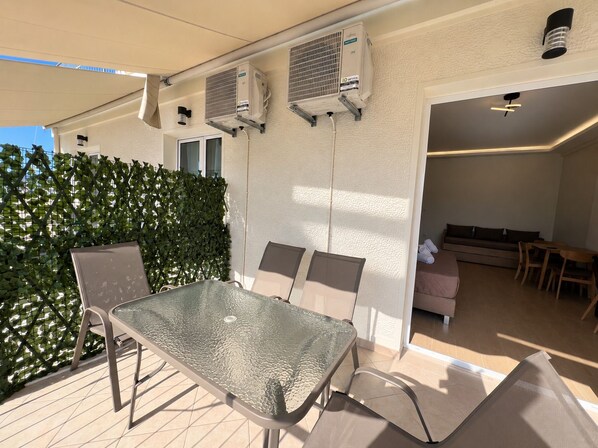 Outdoor dining - Iconic Acropolis View Loft - Up to 4 Guests by ΜΡS (Athina)