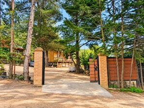 A gated entrance to a property with a dirt path leading to a wooden structure. - Cabaña del Bosque - Laguna Verde (Valparaiso)