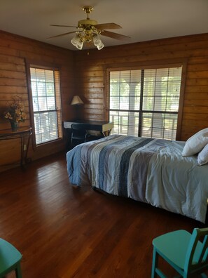 A room with a bed, a desk, a chair, and a ceiling fan. - Spacious 4-bedroom house in charming Athens with AC (Athens)