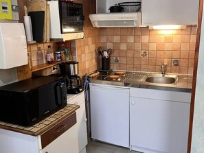 A compact kitchen with a microwave, coffee maker, and a sink. - Studio mountain view - 4 guests (Cauterets)