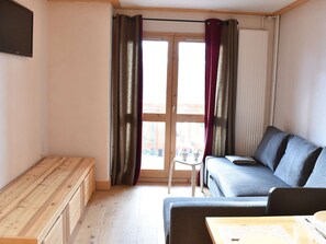 Ein Zimmer mit einer Couch, einer Holzbank und einem Tisch mit Tablett.