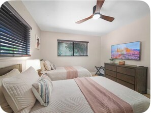 A bedroom with two beds, a ceiling fan, a television, and a window with blinds. - Oak Creek Escape-Golf&Red Rock Adventure (Sedona)