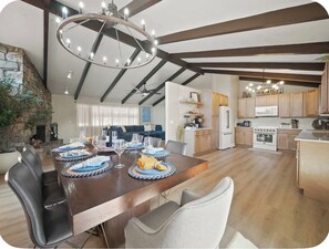 Private kitchen - Oak Creek Escape-Golf&Red Rock Adventure (Sedona)
