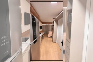 A compact kitchen with a refrigerator, a sink, and a countertop. - Studio Nex One Faria Lima - A 3 min do Metrô (São Paulo)